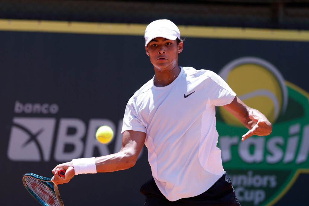 Luis Guto Miguel arrasa argentino e avança à semifinal da Brasil