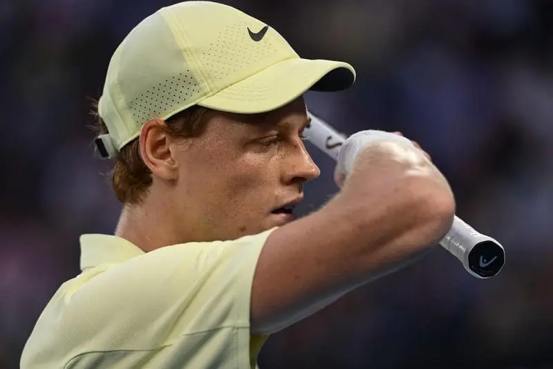Jannik Sinner aceita suspensão de três meses em acordo com a WADA
