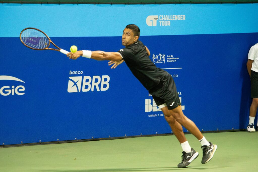 Monteiro avança e mantém sonho de retorno ao top 100 em Barueri