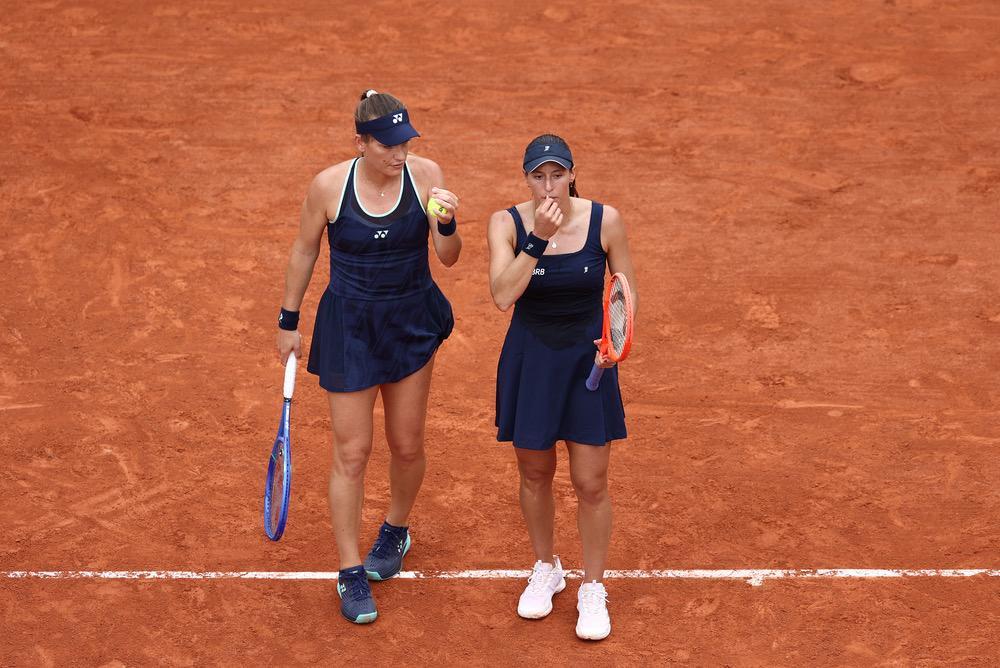 Luisa Stefani vira batalha e vai às oitavas de final em Roland Garros