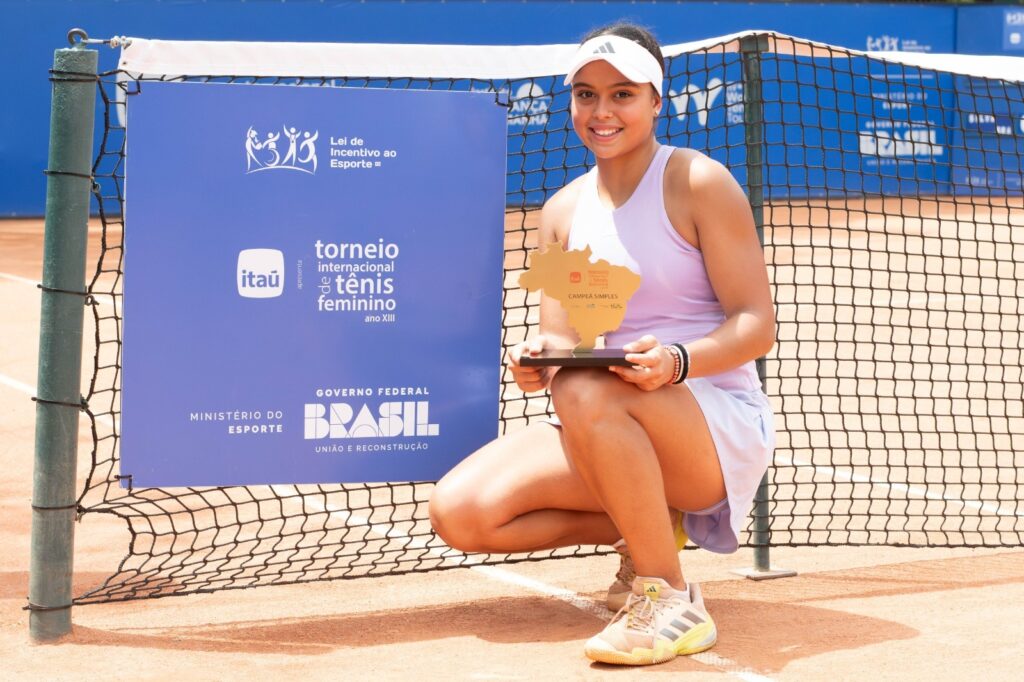 Naná conquista primeiro título profissional de simples aos 15 anos