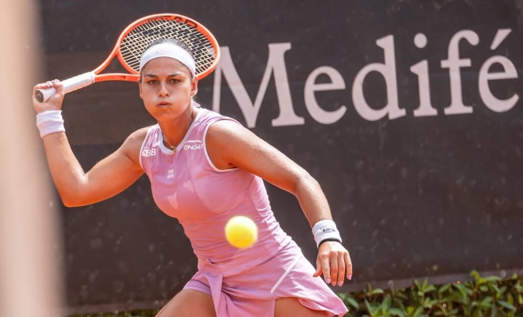 Carol Meligeni para na semifinal em Buenos Aires após semana consistente no saibro