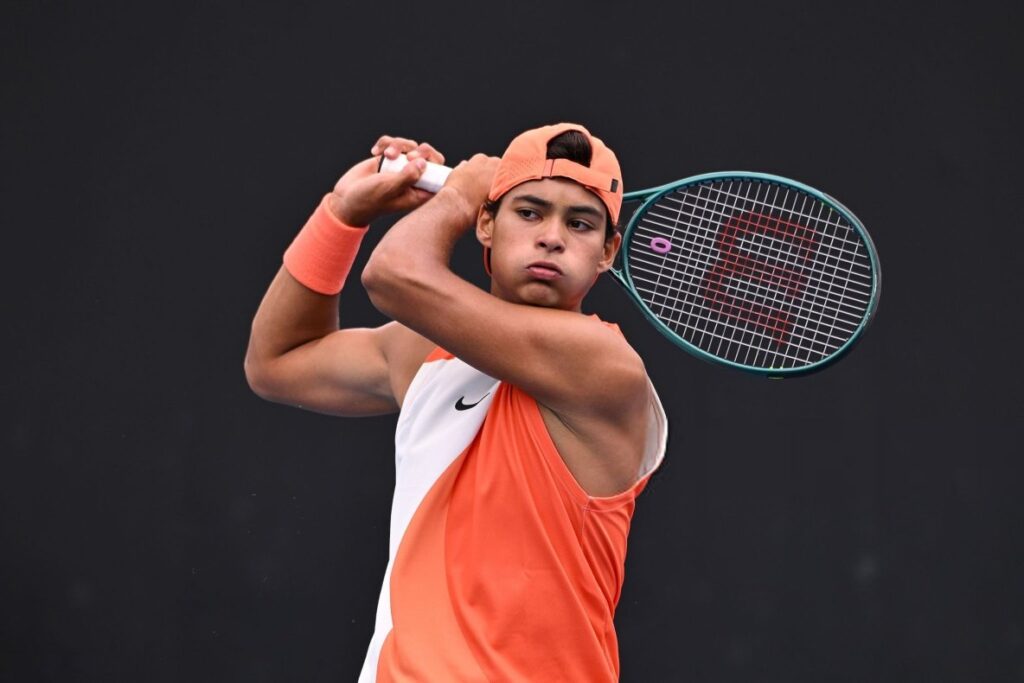 Guto Miguel mostra maturidade, supera adversidades e segue firme no Australian Open juvenil