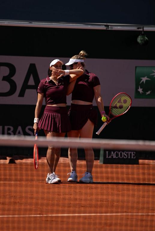 Luisa Stefani estreia com vitória arrasadora em Roland Garros
