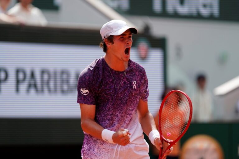 João Fonseca vira sobre Djokovic em batalha histórica e avança em Roland Garros