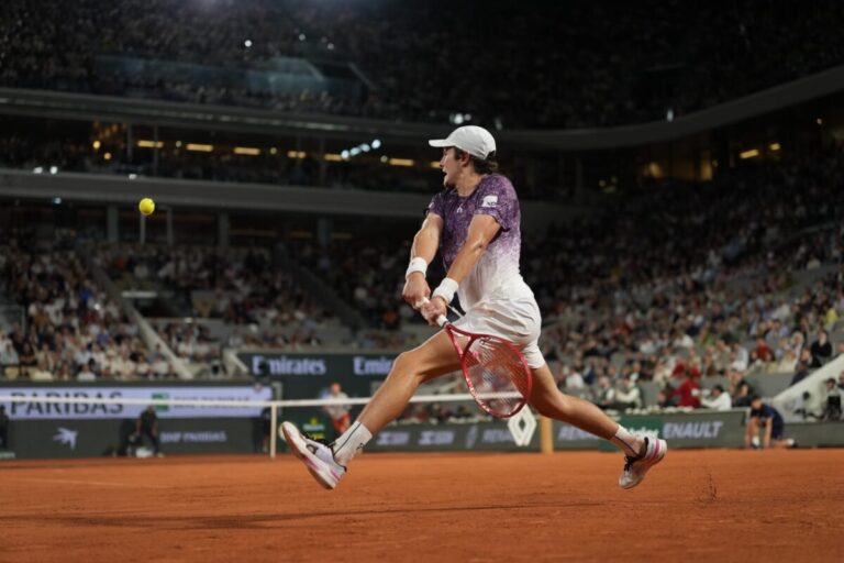 João Fonseca faz história e coloca o Brasil nas quartas de Roland Garros após 20 anos
