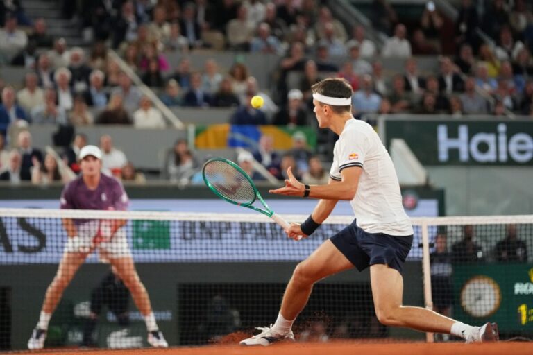 João Fonseca cai nas quartas de Roland Garros após campanha histórica no saibro parisiense