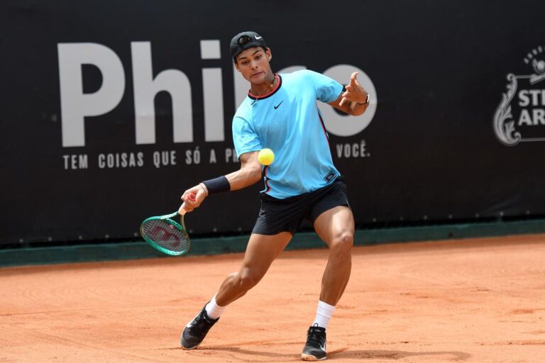 Guto Miguel estreia como profissional com vitória e lota quadra central do Challenger de Curitiba