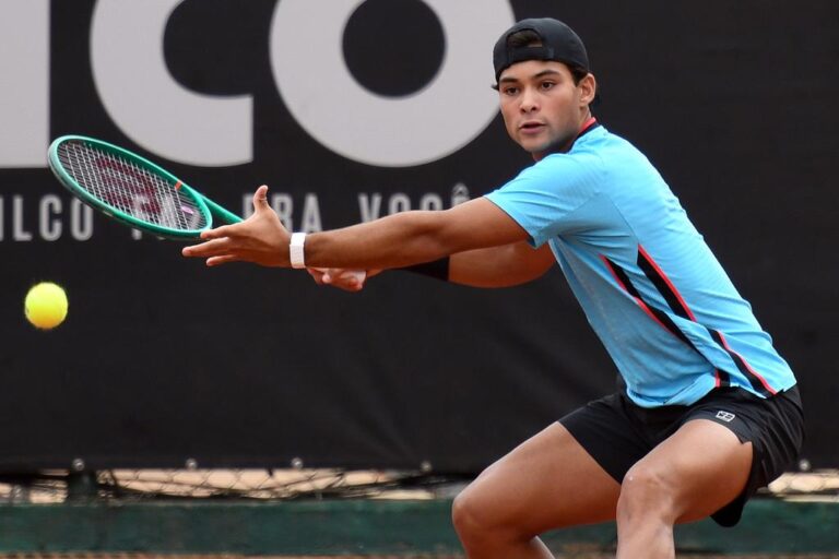 Guto Miguel vence paranaense Schiessl e avança às quartas do Campeonato Internacional de Tênis de Curitiba